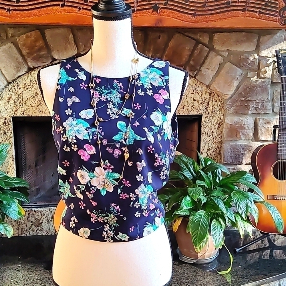 Gorgeous Floral Summer Dressy Crop Top With Open Toe Back Size XS